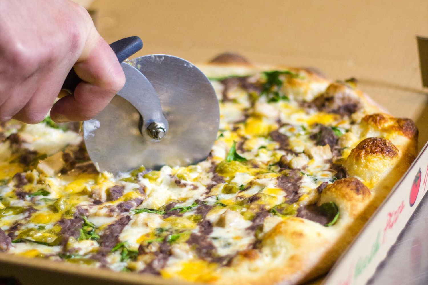 Buying Guide: Choosing the Perfect Pizza Cutter