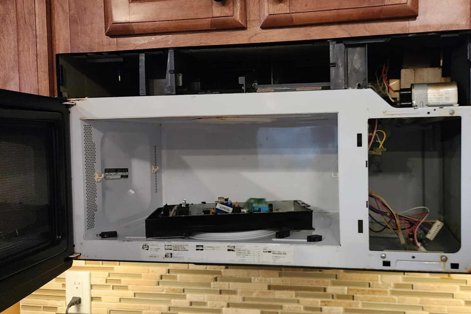 Signs You Need to Repair or Replace Your Microwave